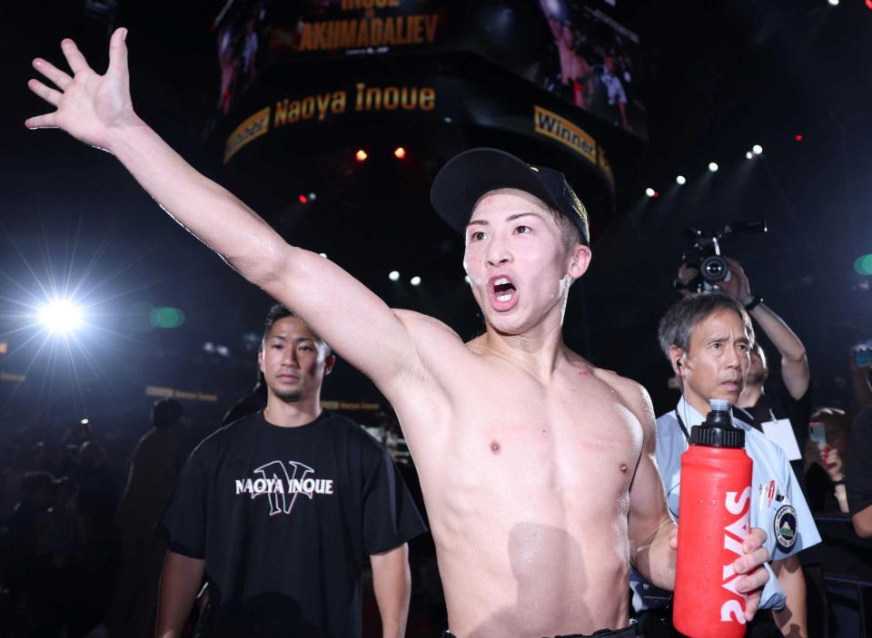 　大歓声に包まれ、手を振りながら引き揚げる井上尚弥＝ＩＧアリーナ（撮影・中田匡峻）