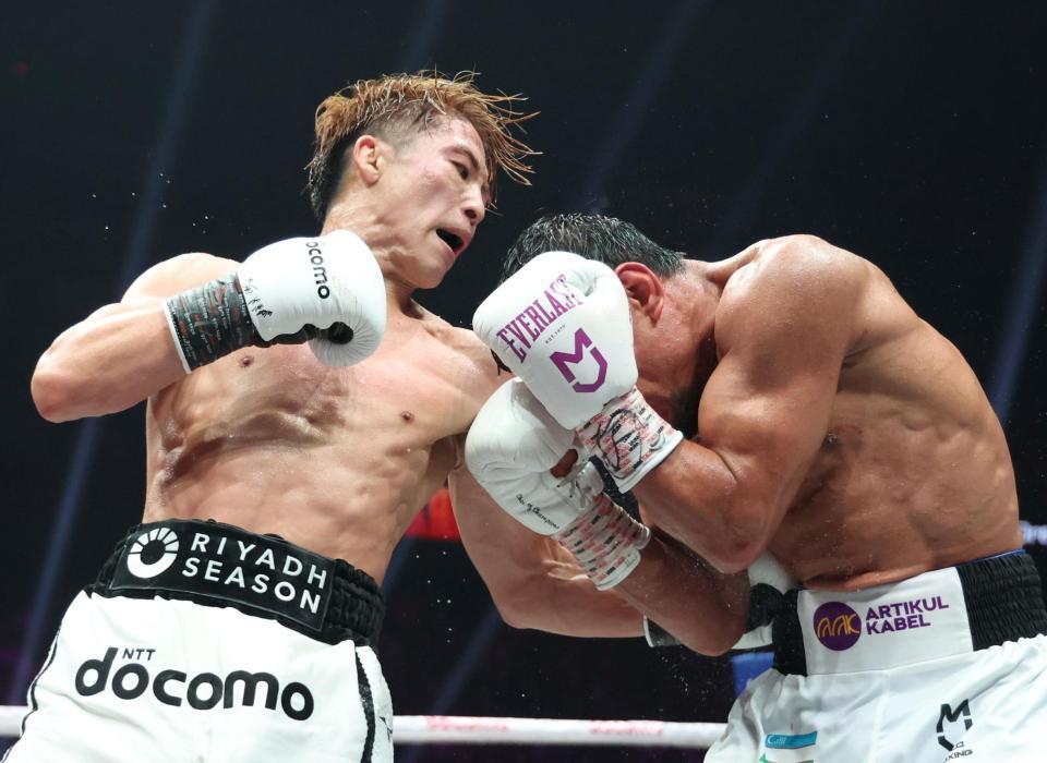 　９Ｒ、アフマダリエフ（右）に打ち込む井上尚弥（１４日）