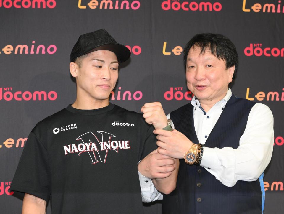 　フォトセッションで大橋秀行会長（右）に左腕を握られる井上尚弥（撮影・堀内翔）