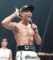 　１４日の試合後「誰が衰えたって？」と観客席に向かってアピールする