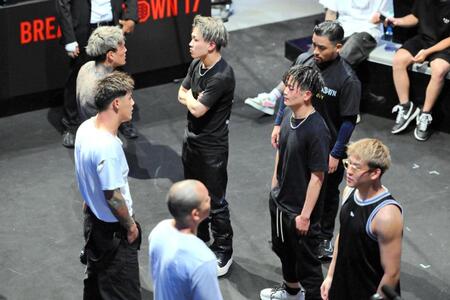 　にらみ合う（左列上から）シェンロン、リキ、ダイスケ、右列上からレオ、ドラゴン、虎之介