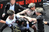 　乱闘するシェンロン（奥）、リキ（中央左）とレオ（右）