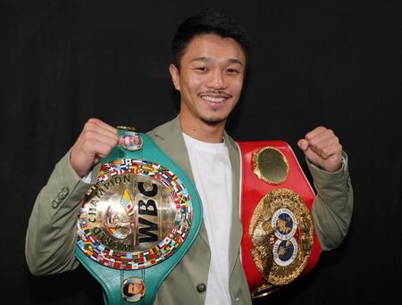 　会見を終え、ベルトを肩にポーズをとる中谷潤人（撮影・棚橋慶太）