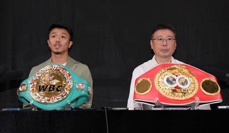 　会見する中谷潤人（左）とＭ．Ｔジムの村野健会長（撮影・棚橋慶太）