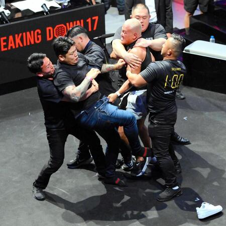 　掴み合いとなるアンディ南野（右）と松井健（左）