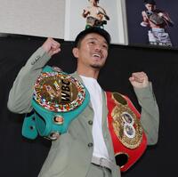 　会見を終え、ベルトを肩にポーズをとる中谷潤人（撮影・棚橋慶太）