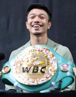 　会見する中谷潤人（撮影・棚橋慶太）