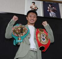 　会見を終え、ベルトを肩にポーズをとる中谷潤人（撮影・棚橋慶太）