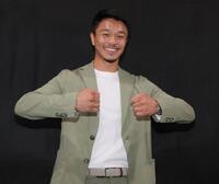 　Ｓバンタム級に階級を上げる中谷潤人はベルトが肩に無いポーズを笑顔でとる（撮影・棚橋慶太）