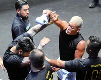 　もみ合いとなるアンディ南野（右）と松井健（左）