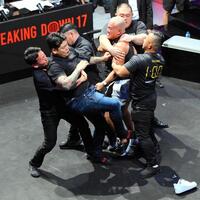 　掴み合いとなるアンディ南野（右）と松井健（左）