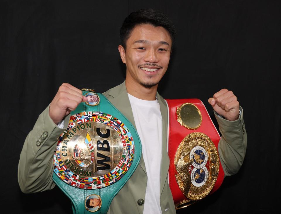 　会見を終え、ベルトを肩にポーズをとる中谷潤人（撮影・棚橋慶太）