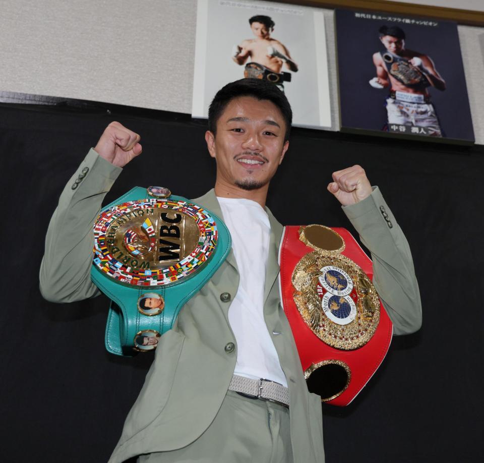 　会見を終え、ベルトを肩にポーズをとる中谷潤人（撮影・棚橋慶太）