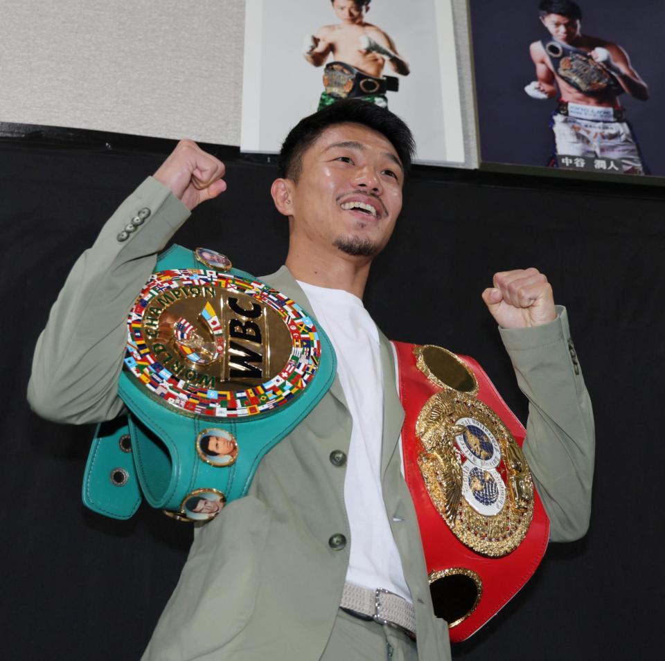 　会見を終え、ベルトを肩にポーズをとる中谷潤人（撮影・棚橋慶太）