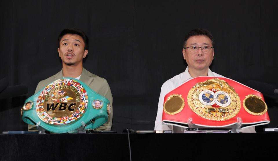 　会見する中谷潤人（左）とＭ．Ｔジムの村野健会長（撮影・棚橋慶太）