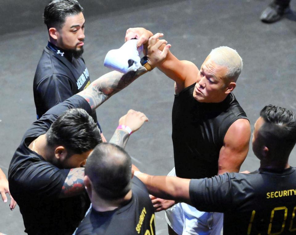 　もみ合いとなるアンディ南野（右）と松井健（左）