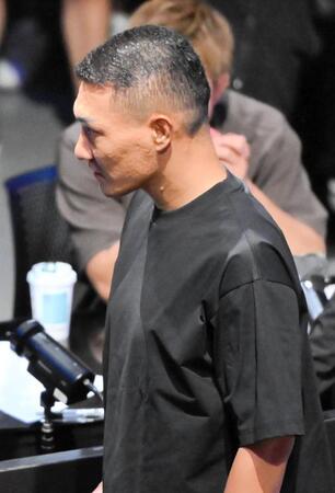 　オーディションに登場し凄む誠