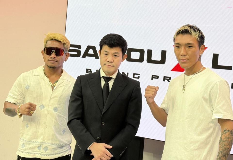 　１０・２５キルギスでの対戦が決まったカシメロ（左）と亀田京之介（右）。中央はプロモーターの亀田興毅氏