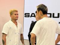 　対戦が決まり、フェースオフで視線を合わせるカシメロ（左）と亀田京之