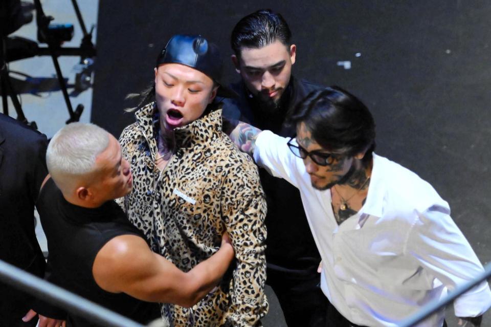 　瓜田純士（右）になだめられるｓａｋｋｋｉ（中央）