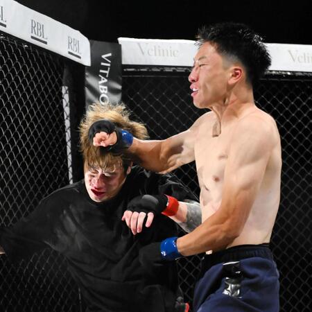 　バイス拓也（右）に殴られるしょーた（左）