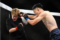 　バイス拓也（右）とベアナックル戦を行うしょーた（左）