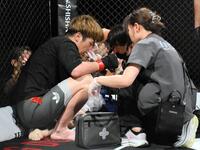 　ベアナックルでのスパーリングで流血したしょーた（左）