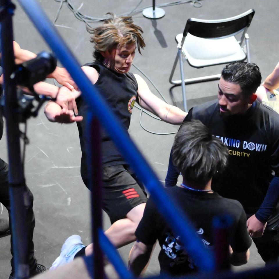 　レオ（手前）に蹴りを見舞うカウアン（奥）