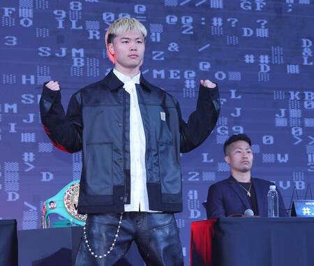 　登壇し井上拓真の前でポーズをきめる那須川天心（撮影・金田祐二）