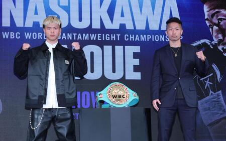 　ベルトを挟んでポーズをきめる那須川天心と井上拓真（撮影・金田祐二）