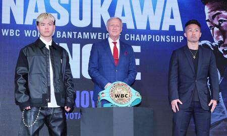 　リングアナのジミー・レノン・ジュニア氏を挟んでポーズをとる那須川天心（左）と井上拓真（撮影・金田祐二）