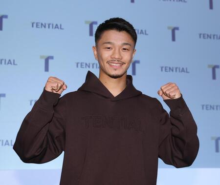 　ポーズを決める中谷潤人（撮影・佐々木彰尚）