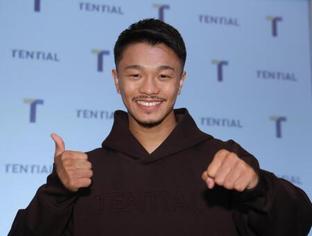 　ポーズを決める中谷潤人（撮影・佐々木彰尚）