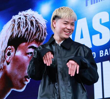 　“幽霊ポーズで笑顔の那須川天心（撮影・金田祐二）