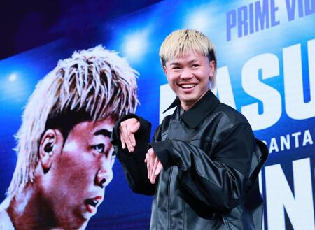 　“幽霊ポーズで不敵な笑みを浮かべるの那須川天心（撮影・金田祐二）