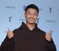 　ポーズを決める中谷潤人（撮影・佐々木彰尚）