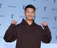 　ポーズを決める中谷潤人（撮影・佐々木彰尚）