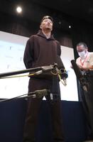 　現在の状態を話す中谷潤人（撮影・佐々木彰尚）