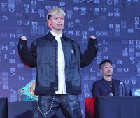 　登壇し井上拓真の前でポーズをきめる那須川天心（撮影・金田祐二）