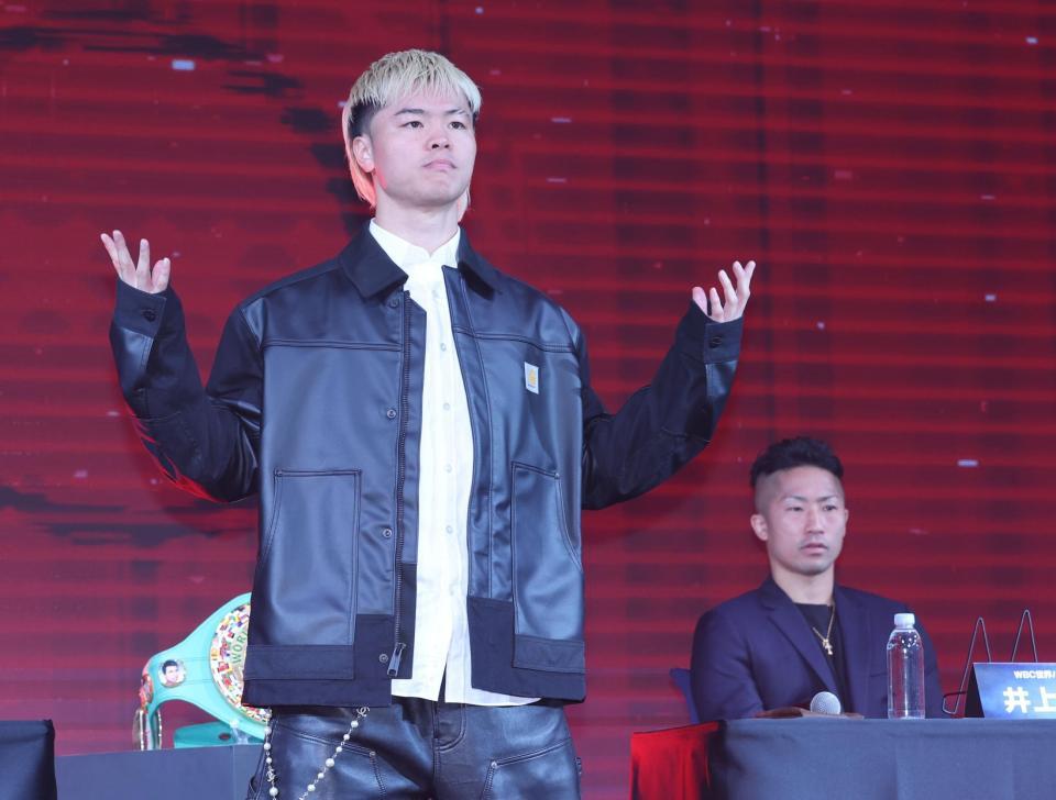 　登壇し井上拓真の前でポーズをきめる那須川天心（撮影・金田祐二）