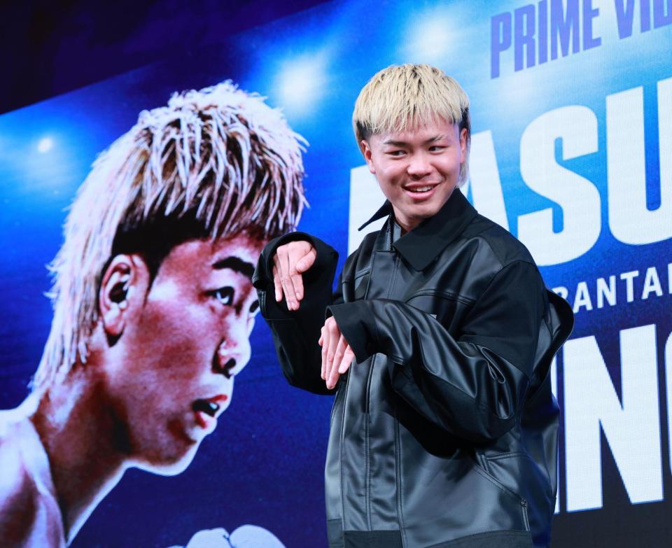 　“幽霊ポーズで笑顔の那須川天心（撮影・金田祐二）