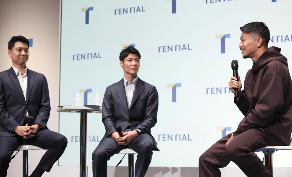 　トークをする中谷潤人（右）＝撮影・佐々木彰尚