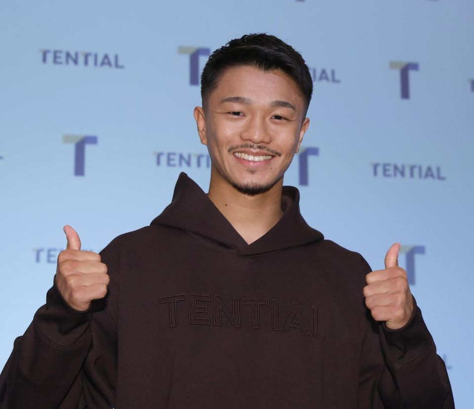 　ポーズを決める中谷潤人（撮影・佐々木彰尚）