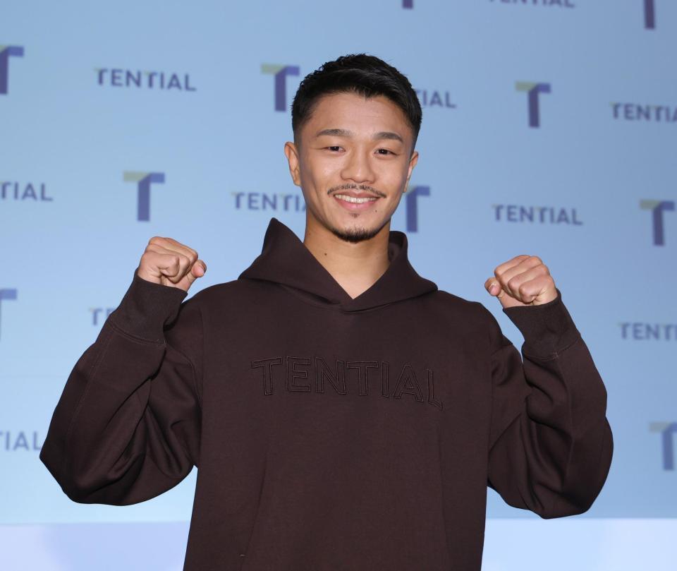 　ポーズを決める中谷潤人（撮影・佐々木彰尚）