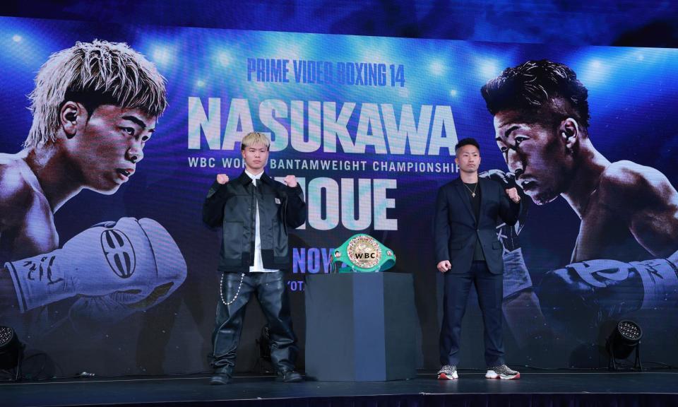 　ベルトを挟んでポーズをきめる那須川天心（左）と井上拓真（撮影・金田祐二）