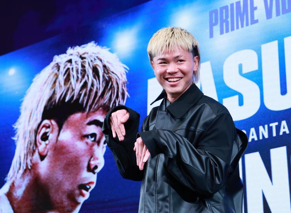 　“幽霊ポーズで不敵な笑みを浮かべるの那須川天心（撮影・金田祐二）