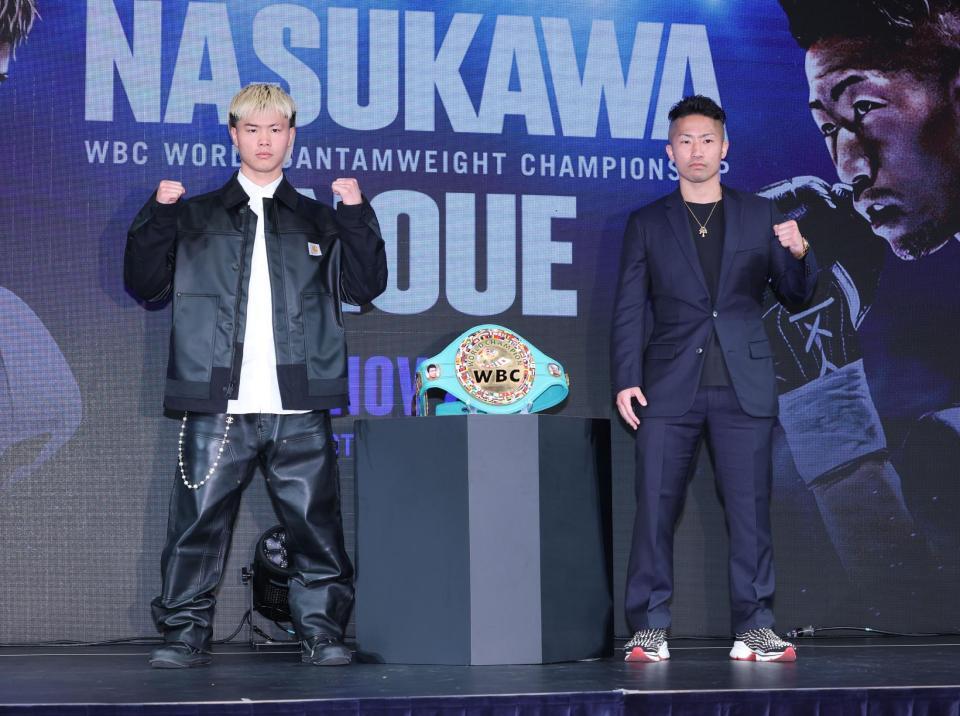 　ベルトを挟んでポーズをきめる那須川天心（左）井上拓真（撮影・金田祐二）