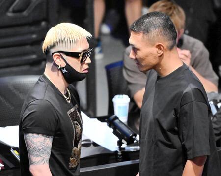 　にらみ合う誠（右）と傾奇者（左）