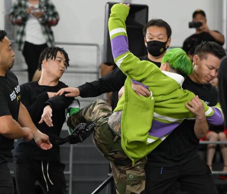 　ドラゴン（左）に蹴りを入れるシェンロン（撮影・堀内翔）