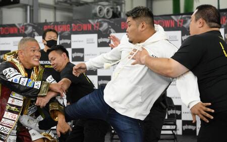 　アンディ南野（左）に蹴りを出す松井健（撮影・堀内翔）